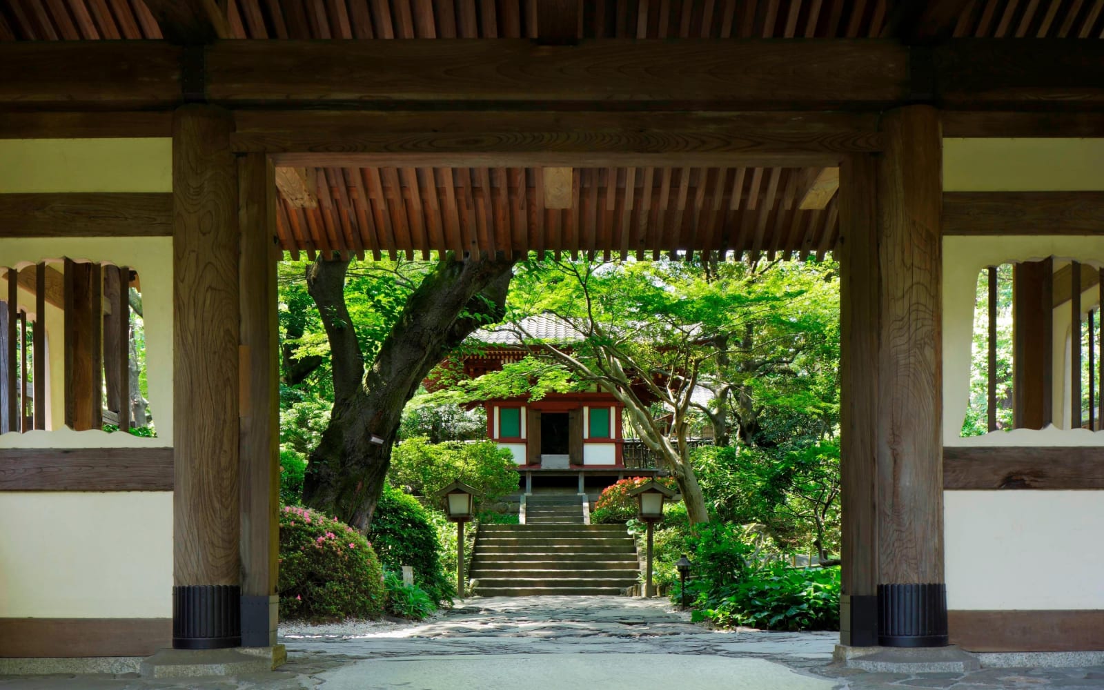 移築而來的木造山門，門後是庭園