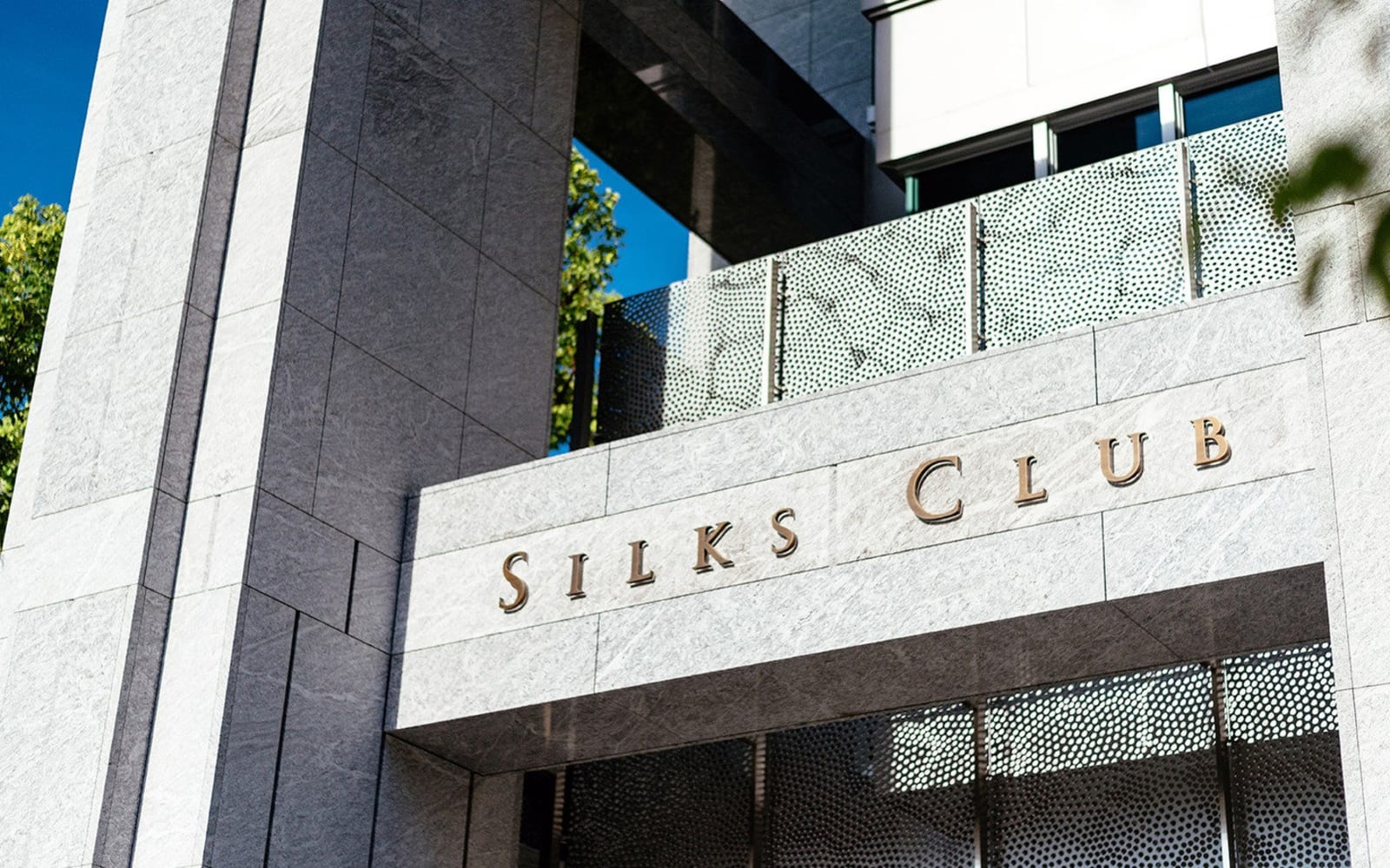 石材外牆上刻著 SILKS CLUB 字樣的入口立面