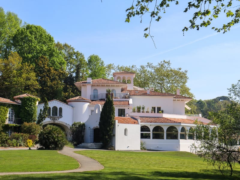 Brindos, Lac & Château