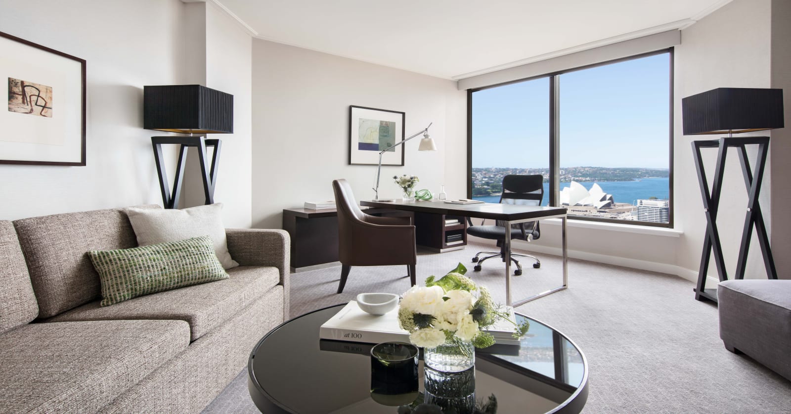 One Bedroom Full Harbour Suite 的客廳與港景落地窗