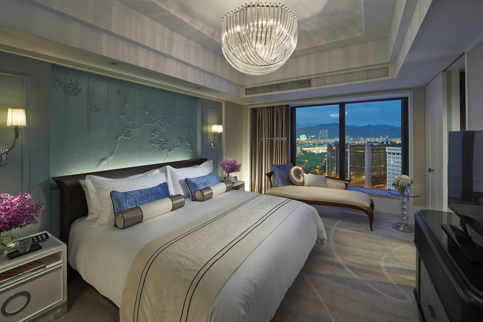 City Suite bedroom