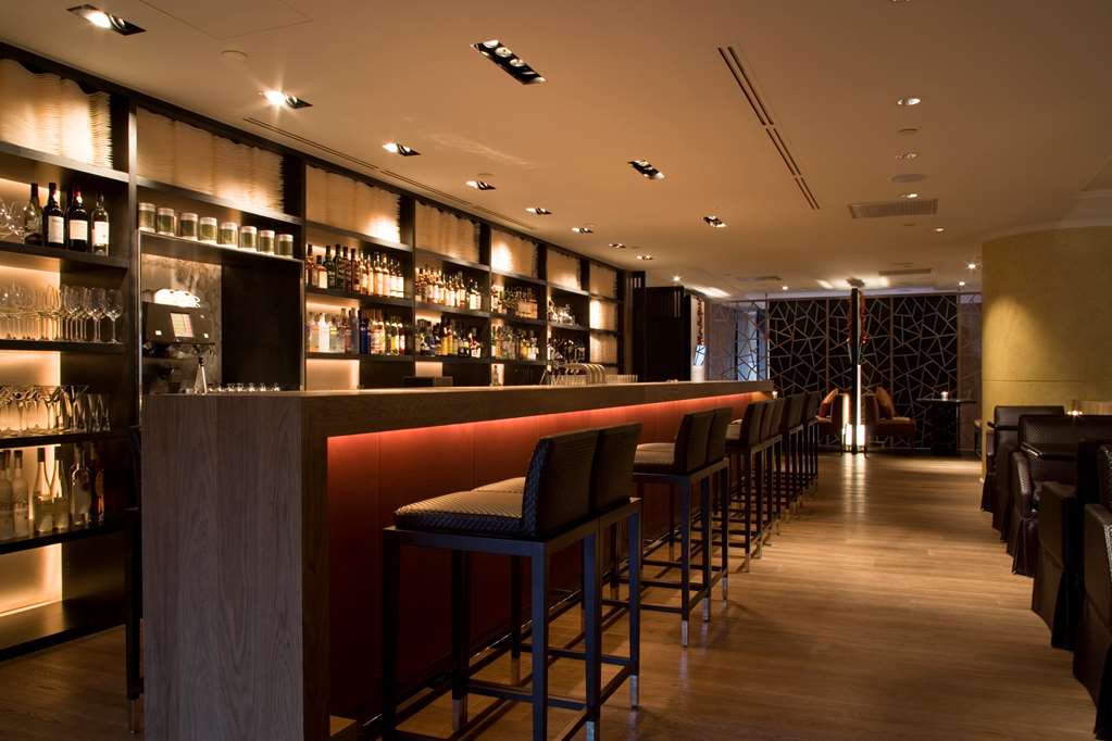 台北君悅館內酒吧與休憩空間