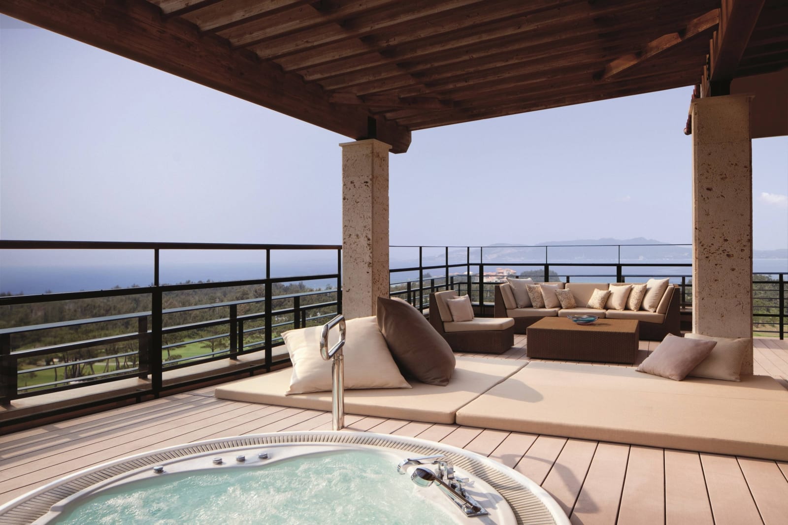 Suite terrace with a jet bath and seating