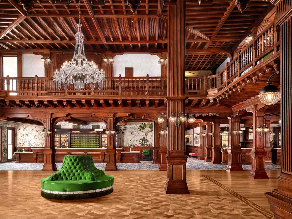 Crown Room 的木造拱頂與皇冠造型吊燈