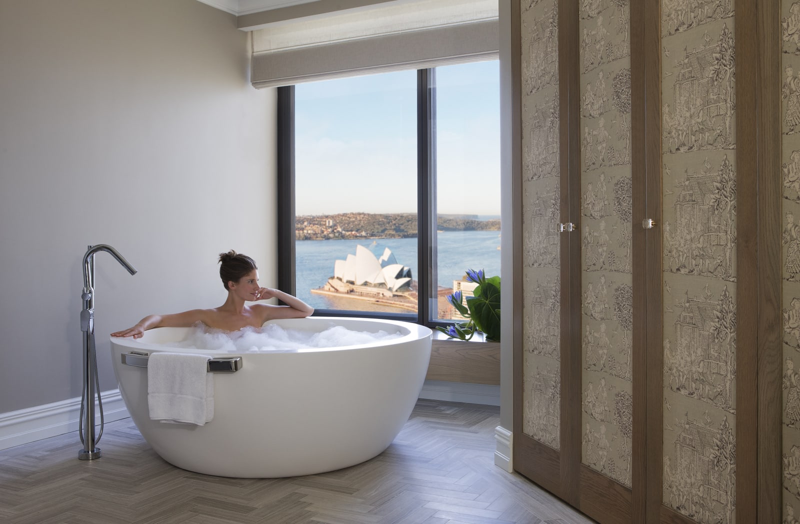 Deluxe Royal Suite 浴室，雙洗手台與大理石檯面