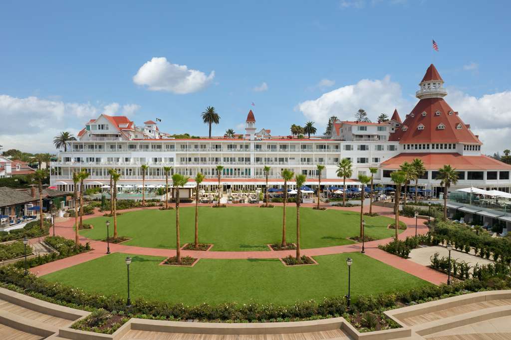 Hotel del Coronado 的維多利亞樓外觀，前方是草坪與紅色尖塔