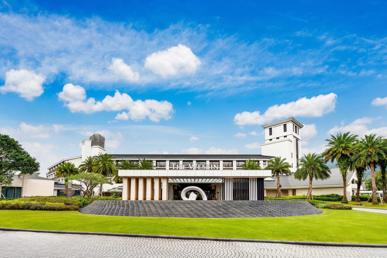 The entrance and porte-cochere at The Westin Tashee Resort, Taoyuan