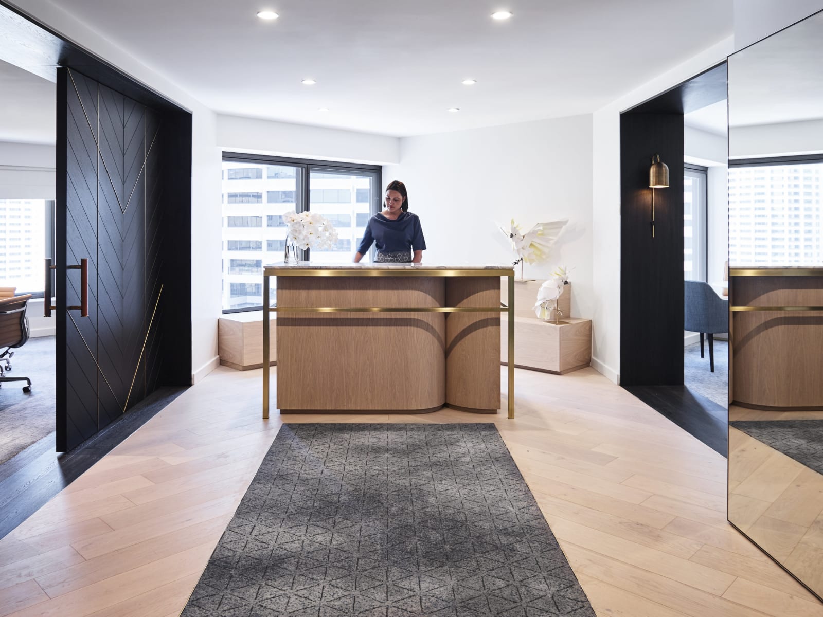Lounge 32 的窗邊座位與城市視野